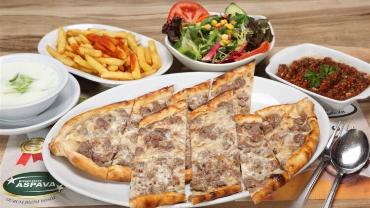 Kuşbaşılı Kaşarlı Pide