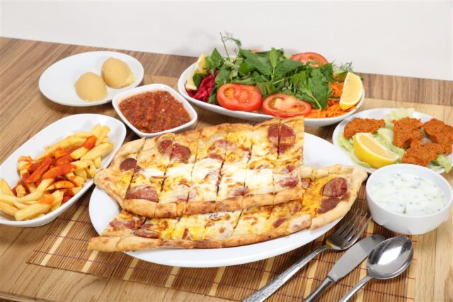Sucuklu Kaşarlı Pide