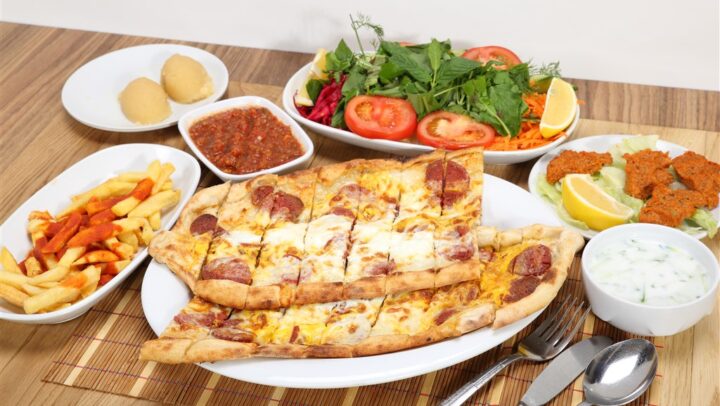 Sucuklu Kaşarlı Pide