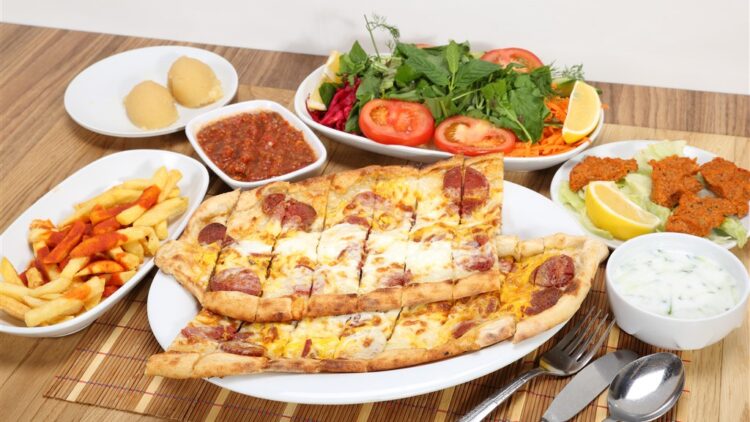 Sucuklu Kaşarlı Pide