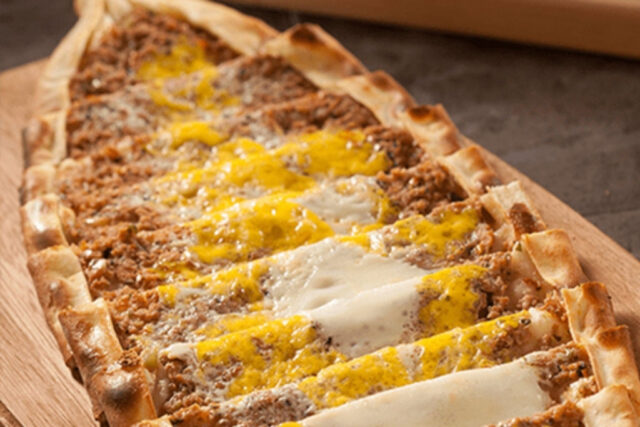 Kıymalı Yumurtalı Pide